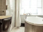 Perłą Junior Suite z wanną jest elegancka wanna stojąca pośrodku łazienki