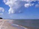 Szczyci się bliskością bałtyckiej plaży