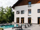 Przy dobrej pogodzie goście mogą korzystać z basenu i jacuzzi