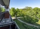Z balkonów rozpościerają się widoki na park, rzekę lub uzdrowisko