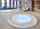 W ustronnej części strefy wellness mieszczą się odprężające jacuzzi