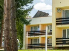 Hotel składa się z kilku niskich budynków