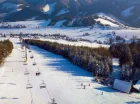 Sąsiaduje z ośrodkiem narciarskim Strachan Ski, mieści się 1 km od Ski Strednica