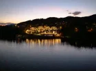Widok resortu nocą