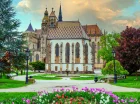 Miasto jest ładnie położone i ma kilka ciekawych zabytków