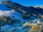 Hotel jest położony wprost przy stoku narciarskim