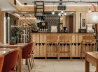 W hotelu znajduje się restauracja z drink barem