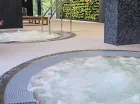 Jest tu nie tylko basen i sauna, ale także wanny jacuzzi