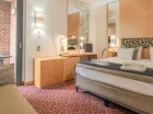 W pokoju superior jest dodatkowo sofa oraz balkon