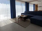 Przestronny pokój dzienny apartamentu PanoMara Exclusive z jacuzzi