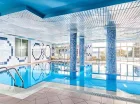 W hotelu znajdują się baseny zewnętrzny i wewnętrzny