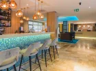 W hotelu mieści się także kawiarnia, wieczorem zamieniająca się w drink bar