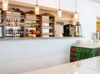 Mieści się tu również drink bar