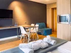 W apartamencie studio jest podwójne łóżko i rozkładany fotel dla 1 osoby