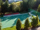 Na terenie obiektu znajduje się wielofunkcyjne boisko