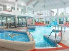 Na zdjęciu: wewnętrzny basen rekreacyjny z brodzikiem i jacuzzi