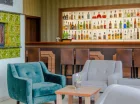 Bar ozdabia stylowy kominek z zabytkowymi kaflami