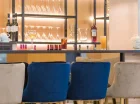 Bar w lobby jest czynny od wczesnego poranka aż do północy