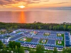 To duży rodzinny resort z mnóstwem atrakcji dla najmłodszych gości