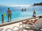 Hotel posiada baseny zewnętrzne oraz basen kryty