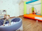 W sali zabaw jest m.in. dmuchany zamek i basen z kulkami