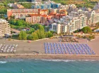 Hotel ma własną część plaży z leżakami i parasolami
