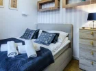 Apartament Baltic ma odrębną sypialnię z podwójnym łóżkiem
