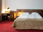 W pokoju comfort mieści się wygodne łóżko oraz kącik do pracy