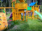 Dla dzieci przygotowano urozmaicony drewniany plac zabaw