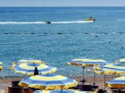 Na plaży można korzystać z bezpłatnych dla gości resortu leżaków i parasoli