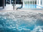 Z basenem sąsiaduje ciepłe jacuzzi