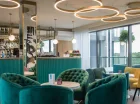 Kawiarnia Horyzont jest dwupoziomowa, mieści się na 4. i 5. piętrze hotelu