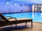 Hotel ma basen do pływania i rekreacji z kaskadą wodną i gejzerem powietrznym