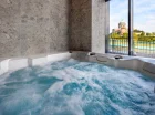 Dominującą nad miastem katedrę widać zarówno z saun, jak i z jacuzzi