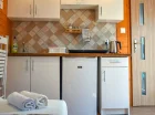W domkach 6A i 6B jest łóżko piętrowe, sofa, aneks kuchenny, łazienka, taras