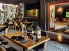 Wnętrze restauracji są eleganckie i stylowe