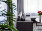 Znajduje się tutaj salon z kącikiem telewizyjnym oraz sofą