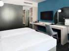 Każdy pokój jest klimatyzowany, wyposażony w minibar, czajnik, smart TV, wifi