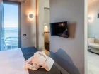 W junior suite wyodrębniono część dzienną od sypialnianej