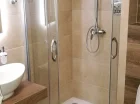 Każdy pokój ma prywatną łazienkę z prysznicem
