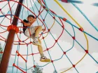 Na placu zabaw są specjalne wieże do wspinaczki