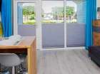 W salonie bungalowu jest rozkładana sofa i aneks kuchenny