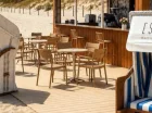 Mieści się tu beach bar i kosze z siedziskami