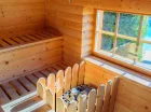 Sauna fińska znajdująca się przy basenie może pomieścić do 6 osób