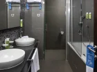 Łazienka z wanną w apartamencie 2+2