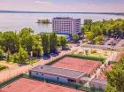 Z hotelem sąsiaduje kompleks kortów tenisowych