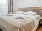 Apartament Premium A17 ma dwie odrębne sypialnie i sofę w salonie