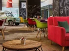 W hotelowym lobby można podziwiać kultowego już malucha