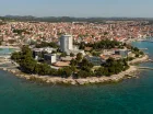 Hotel jest położony na półwyspie w kurorcie Vodice
