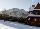 Budynek wzniesiono w tatrzańskim stylu